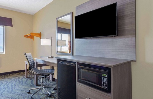 Kokomo Hotel | Eco-Friendly Comfort at Super 8 by Wyndham Kokomo