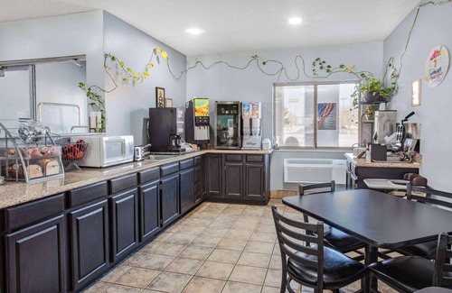 Kokomo Hotel | Eco-Friendly Comfort at Super 8 by Wyndham Kokomo