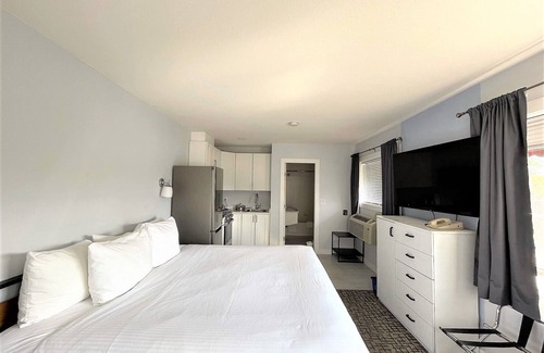 Winfield Hotel | Eco-Friendly Retreat at Super 8 by Wyndham, Lake Country