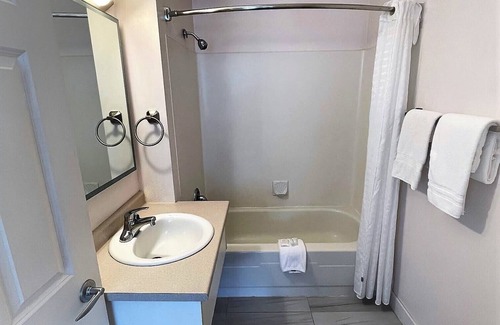Winfield Hotel | Eco-Friendly Retreat at Super 8 by Wyndham, Lake Country