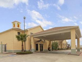 Lake Charles Hotel | Affordable Super 8 by Wyndham Lake Charles with Family Amenities