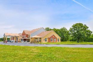 Eldon Hotel | Pet-Friendly Super 8 by Wyndham at Lake of the Ozarks