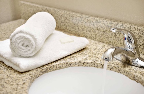 Lakeland Hotel | Budget-Friendly Super 8 by Wyndham Lakeland with Pool
