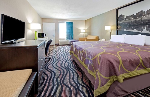 Lakeland Hotel | Budget-Friendly Super 8 by Wyndham Lakeland with Pool