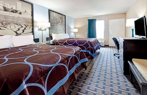 Lakeland Hotel | Budget-Friendly Super 8 by Wyndham Lakeland with Pool