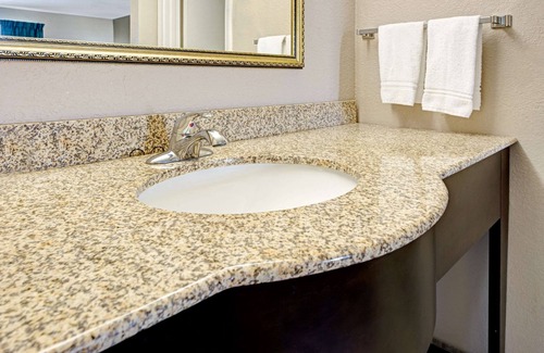 Lakeland Hotel | Budget-Friendly Super 8 by Wyndham Lakeland with Pool