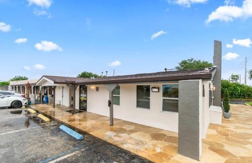 Lantana Hotel | Cozy Oceanfront Retreat at Super 8 by Wyndham Lantana