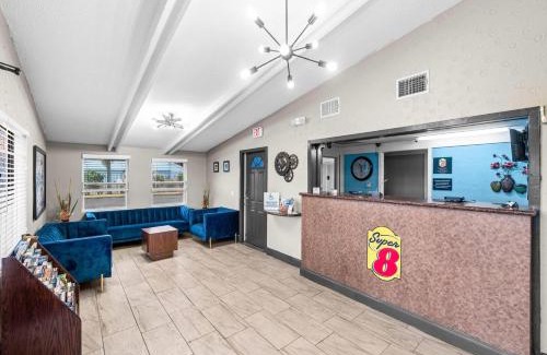 Lantana Hotel | Cozy Oceanfront Retreat at Super 8 by Wyndham Lantana
