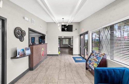 Lantana Hotel | Cozy Oceanfront Retreat at Super 8 by Wyndham Lantana