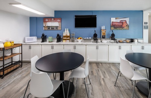Bonanza Hotel | Comfortable Stay at Super 8 by Wyndham Laredo with Pool