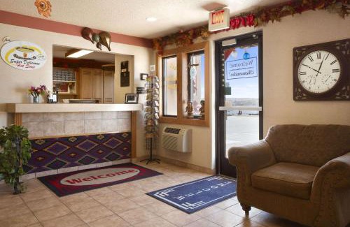 East Las Vegas Hotel | Convenient Super 8 by Wyndham Las Vegas with Free Breakfast