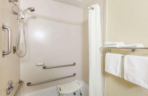 Latham Hotel | Convenient Stay at Super 8 by Wyndham Latham near Albany