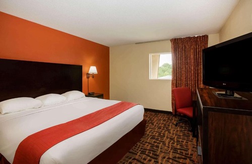 Sunset Hills Hotel | Budget-Friendly Stay at Super 8 by Wyndham Lawrence KU