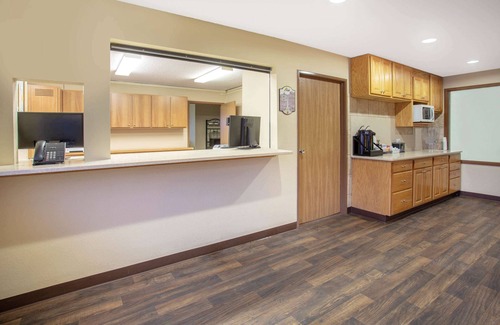 Lewistown Hotel | Comfortable Super 8 by Wyndham Lewistown with Breakfast & More