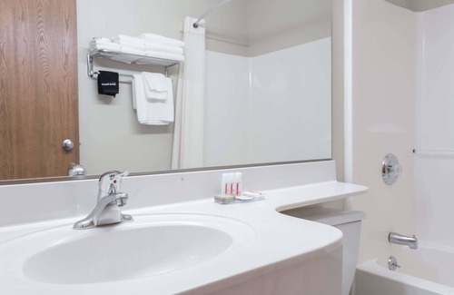 Lewistown Hotel | Comfortable Super 8 by Wyndham Lewistown with Breakfast & More