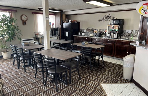 Lexington Hotel | Convenient Stay at Super 8 by Wyndham Lexington with Spa