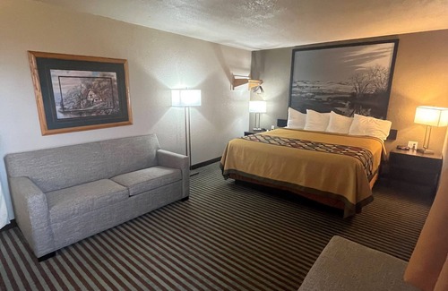 Lexington Hotel | Convenient Stay at Super 8 by Wyndham Lexington with Spa