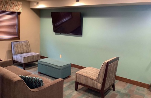 Lincoln Hotel | Budget-Friendly Stay at Super 8 by Wyndham Lincoln West