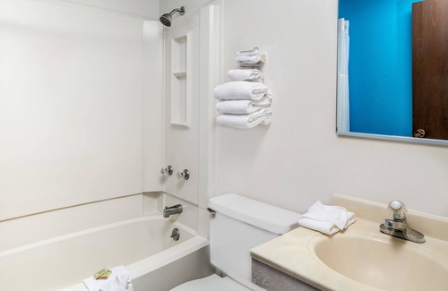 Lincoln Hotel | Budget-Friendly Stay at Super 8 by Wyndham Lincoln West