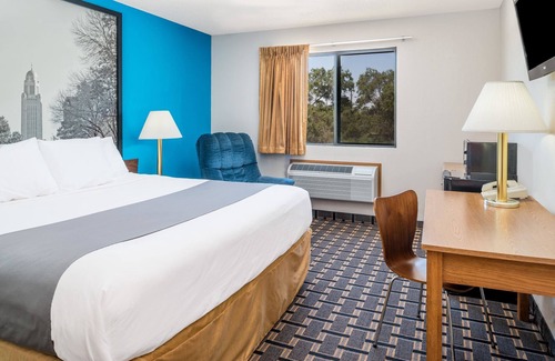 Lincoln Hotel | Budget-Friendly Stay at Super 8 by Wyndham Lincoln West