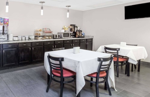 Logansport Hotel | Comfortable Stay at Super 8 by Wyndham Logansport