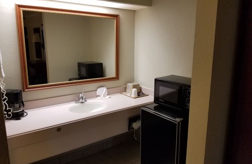 Longview Hotel | Budget-Friendly Stay at Super 8 by Wyndham Longview