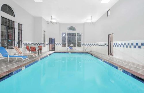 Lowell Hotel | Welcoming Super 8 by Wyndham in Lowell/Rogers Area