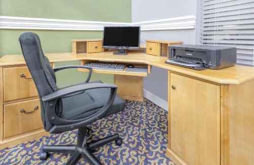 Lowell Hotel | Welcoming Super 8 by Wyndham in Lowell/Rogers Area