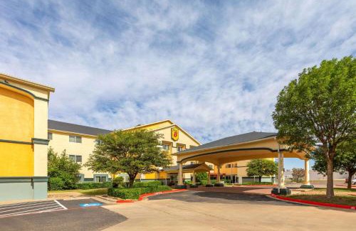Lubbock Hotel | Budget-Friendly Super 8 by Wyndham Lubbock West with Pool