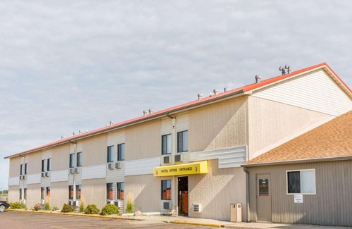 Luverne Hotel | Pet-Friendly Stay at Super 8 by Wyndham Luverne