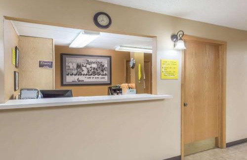 Luverne Hotel | Pet-Friendly Stay at Super 8 by Wyndham Luverne