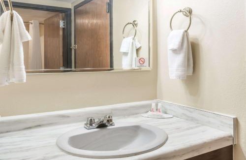 Luverne Hotel | Pet-Friendly Stay at Super 8 by Wyndham Luverne