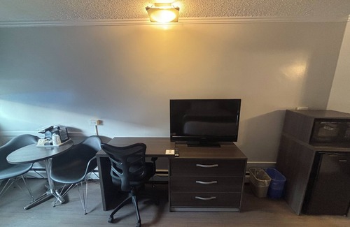 Southwest Calgary Hotel | Discover Comfort at Super 8 by Wyndham Macleod Trail Calgary