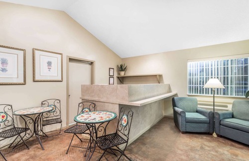 Madison Hotel | Comfortable Stay at Super 8 by Wyndham Madison with Breakfast
