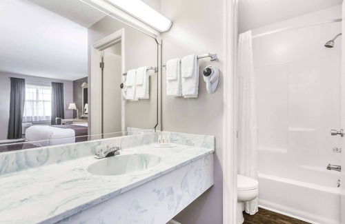 Madison Hotel | Comfortable Stay at Super 8 by Wyndham Madison with Breakfast