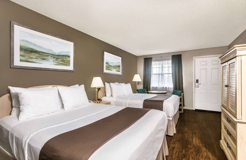Madison Hotel | Comfortable Stay at Super 8 by Wyndham Madison with Breakfast