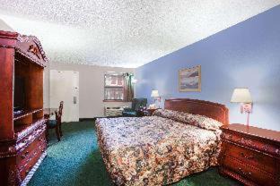 Malvern Hotel | Comfortable Stay at Super 8 by Wyndham Malvern with Pool