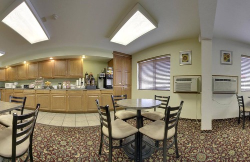 Manhattan Hotel | Budget-Friendly Stay at Super 8 by Wyndham Manhattan KS