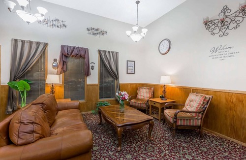 Manhattan Hotel | Budget-Friendly Stay at Super 8 by Wyndham Manhattan KS