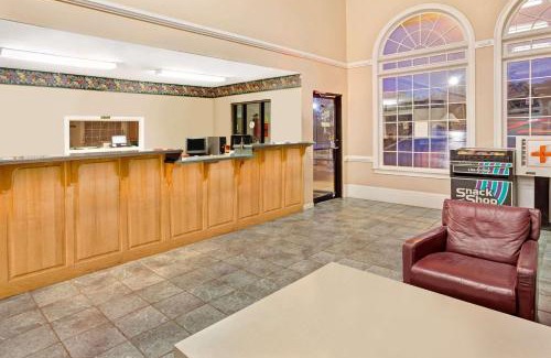 Marietta Hotel | Budget-Friendly Super 8 by Wyndham with Family Amenities