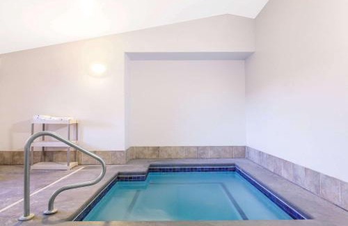 McCall Hotel | Pet-Friendly Super 8 by Wyndham McCall with Breakfast Included