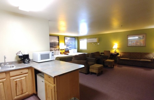 McCall Hotel | Relax at Super 8 by Wyndham McCall with Pool & Ocean Views
