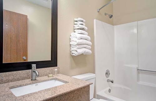 Melrose Hotel | Convenient Stay at Super 8 by Wyndham Melrose with Breakfast