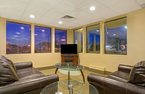 Melrose Hotel | Convenient Stay at Super 8 by Wyndham Melrose with Breakfast