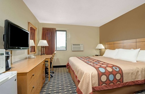 Melrose Hotel | Convenient Stay at Super 8 by Wyndham Melrose with Breakfast