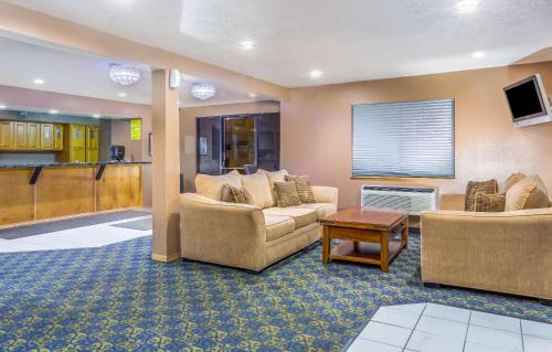 Mesa Hotel | Pet-Friendly Retreat at Super 8 by Wyndham Mesa Gilbert