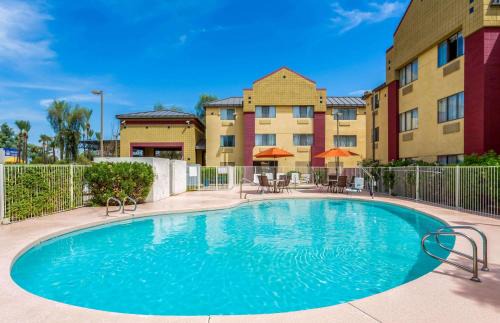 Mesa Hotel | Pet-Friendly Retreat at Super 8 by Wyndham Mesa Gilbert