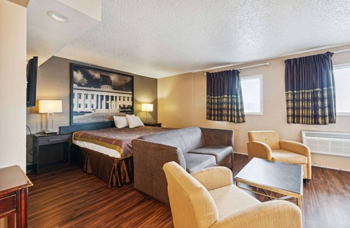 Millbury Hotel | Budget-Friendly Super 8 by Wyndham Millbury with Spa & Dining