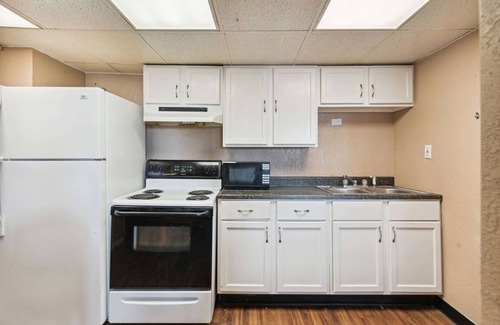 Millbury Hotel | Budget-Friendly Super 8 by Wyndham Millbury with Spa & Dining