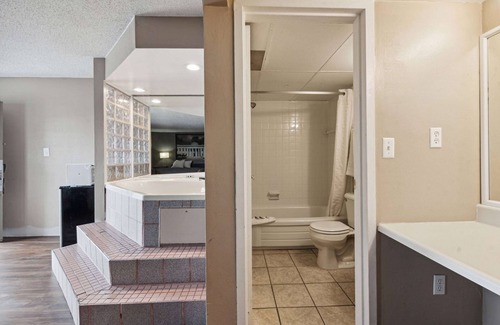 Millbury Hotel | Budget-Friendly Super 8 by Wyndham Millbury with Spa & Dining